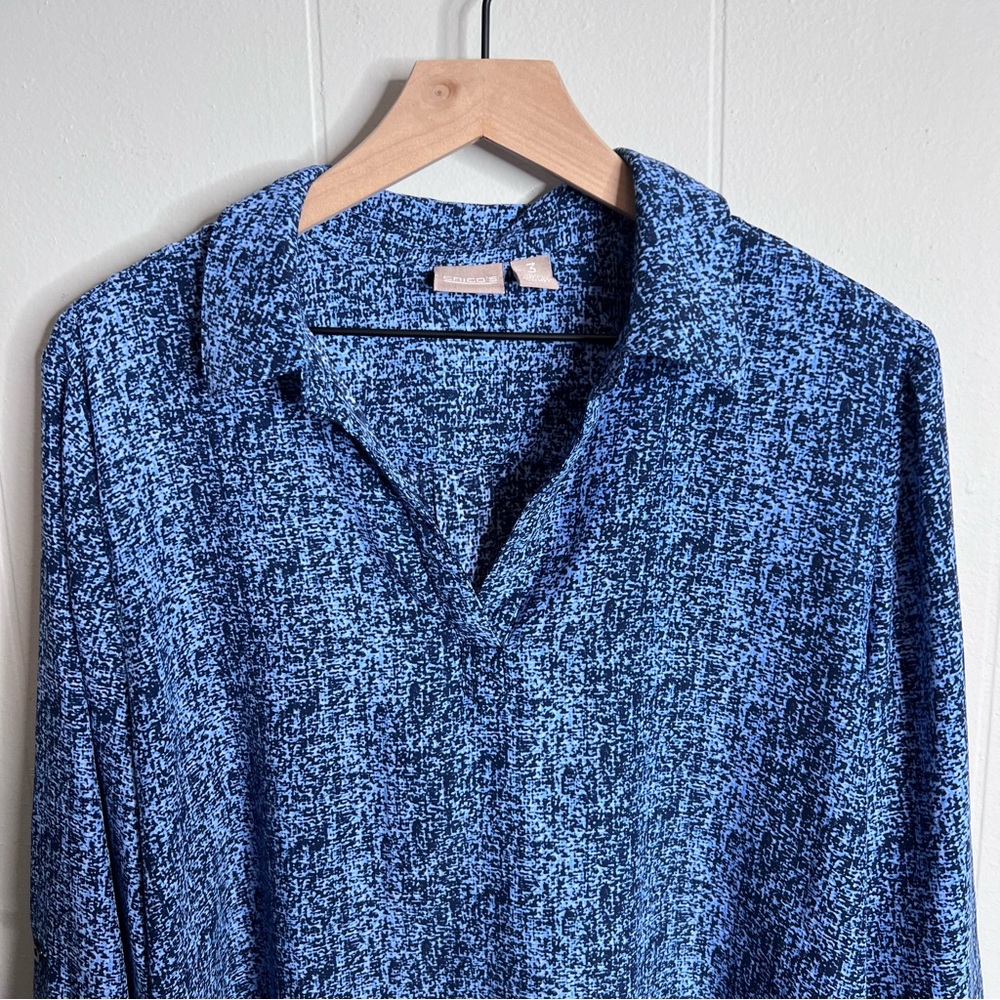 CHICOS Women’s Long Sleeve Blouse.  Size 3.  Blue V-neck with collar.